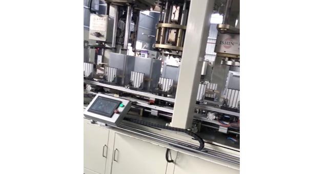 漲筋在桶單面的正中間，不歪斜